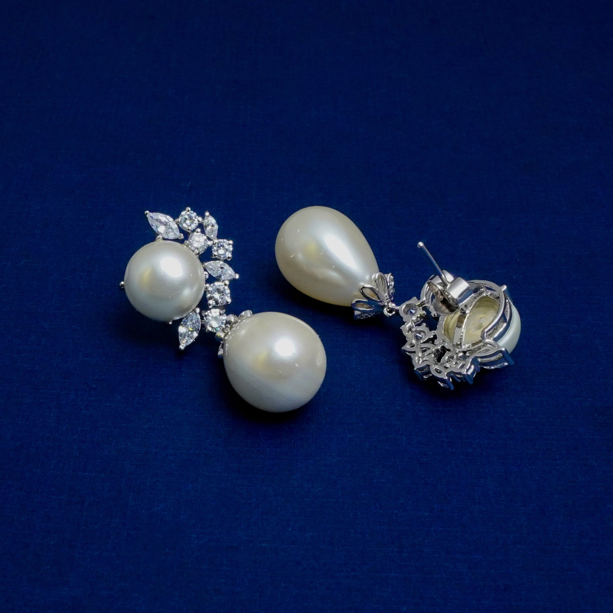 Venus Noire Earrings